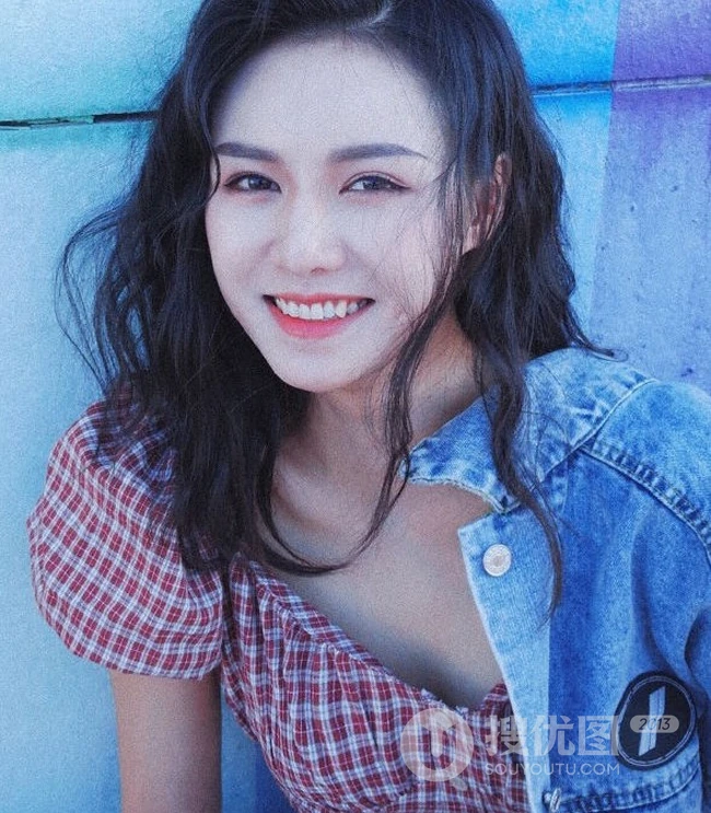 黄柳嫣牛仔套装街拍图片，黄柳嫣牛仔衣牛仔裤元气满满