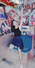 黄柳嫣黑色肩带背心 牛仔裙涂鸦墙前气质写真图片