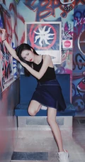 黄柳嫣黑色肩带背心 牛仔裙涂鸦墙前气质写真图片