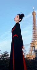 张予曦丸子头插筷子造型亮相巴黎，复古长裙韵味十足