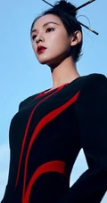 张予曦丸子头插筷子造型亮相巴黎，复古长裙韵味十足
