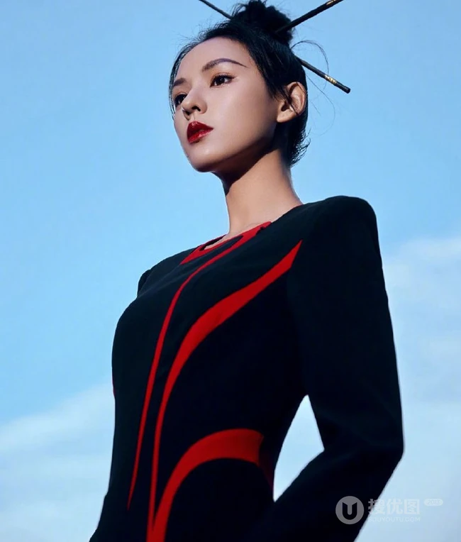 张予曦丸子头插筷子造型亮相巴黎，复古长裙韵味十足