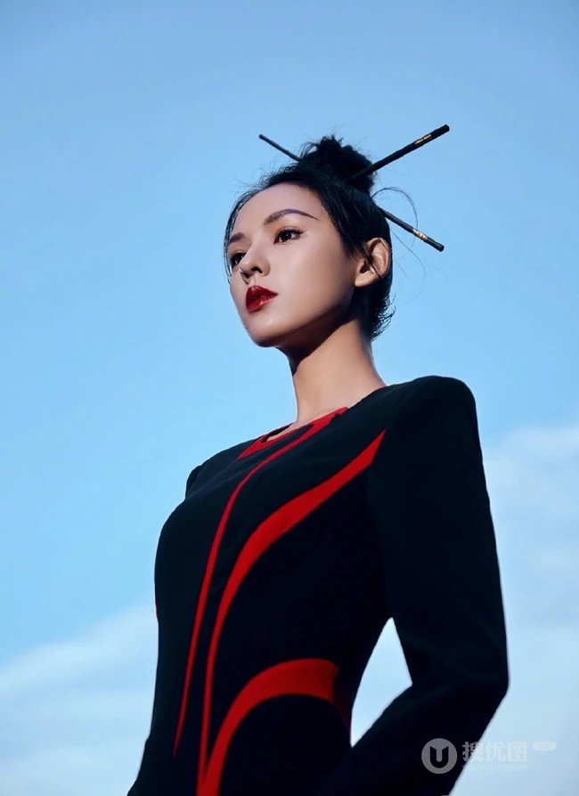 张予曦丸子头插筷子造型亮相巴黎，复古长裙韵味十足