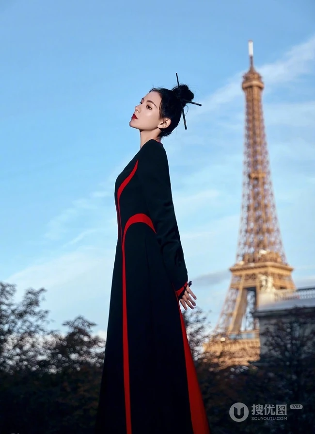 张予曦丸子头插筷子造型亮相巴黎，复古长裙韵味十足