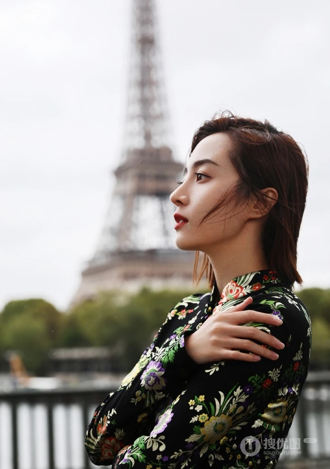 胡冰卿复古旗袍连衣裙优雅动人街拍写真图片