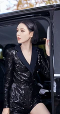短发女生张予曦出席活动写真，气质酷黑连衣皮裙线条感动人