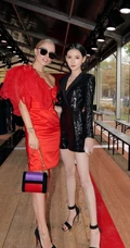 短发女生张予曦出席活动写真，气质酷黑连衣皮裙线条感动人