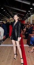 短发女生张予曦出席活动写真，气质酷黑连衣皮裙线条感动人