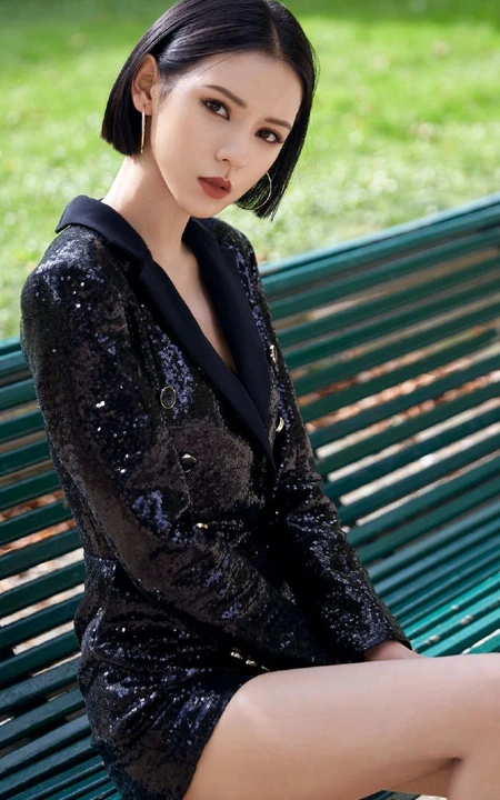 短发女生张予曦出席活动写真，气质酷黑连衣皮裙线条感动人