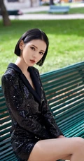 短发女生张予曦出席活动写真，气质酷黑连衣皮裙线条感动人