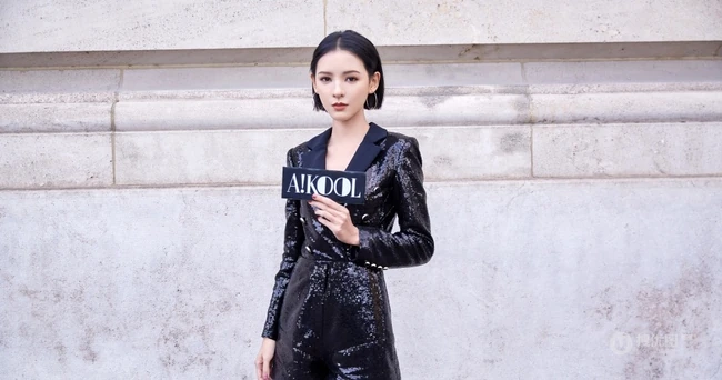 短发女生张予曦出席活动写真，气质酷黑连衣皮裙线条感动人