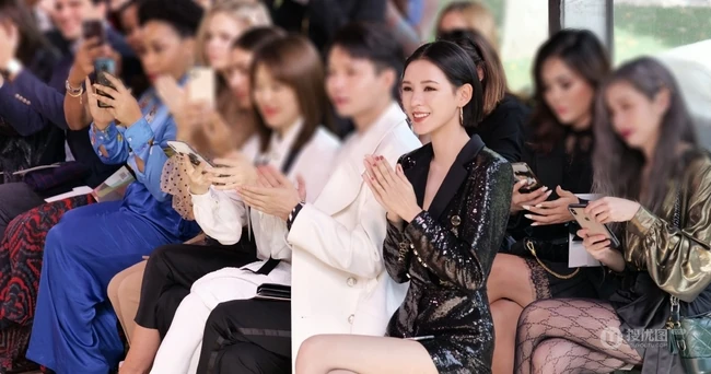 短发女生张予曦出席活动写真，气质酷黑连衣皮裙线条感动人