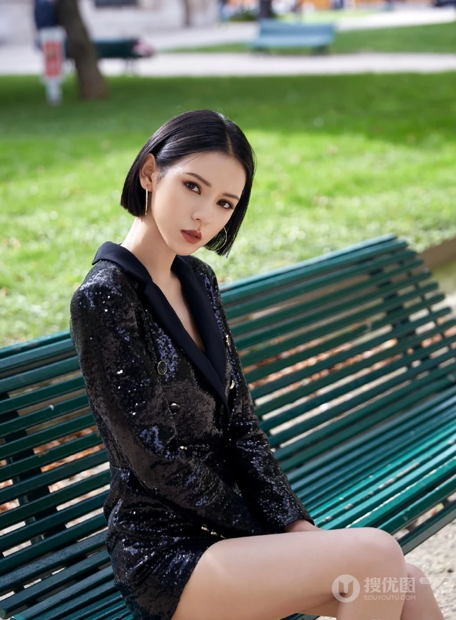 短发女生张予曦出席活动写真，气质酷黑连衣皮裙线条感动人