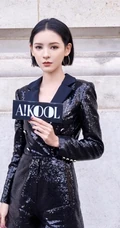 短发女生张予曦出席活动写真，气质酷黑连衣皮裙线条感动人