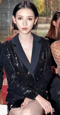 短发女生张予曦出席活动写真，气质酷黑连衣皮裙线条感动人