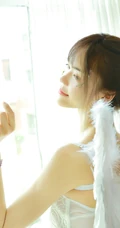 脸上贴花的气质蕾丝文胸女生精选室内写真图片