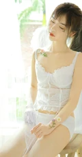 脸上贴花的气质蕾丝文胸女生精选室内写真图片