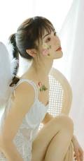 脸上贴花的气质蕾丝文胸女生精选室内写真图片
