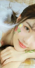 脸上贴花的气质蕾丝文胸女生精选室内写真图片