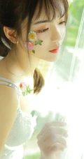 脸上贴花的气质蕾丝文胸女生精选室内写真图片
