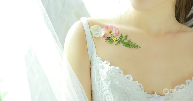脸上贴花的气质蕾丝文胸女生精选室内写真图片