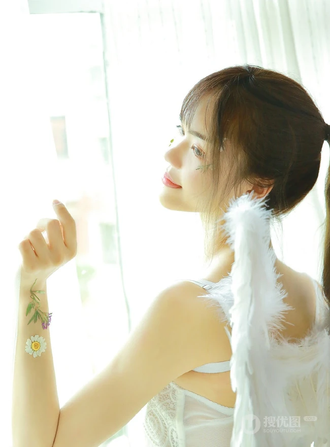 脸上贴花的气质蕾丝文胸女生精选室内写真图片