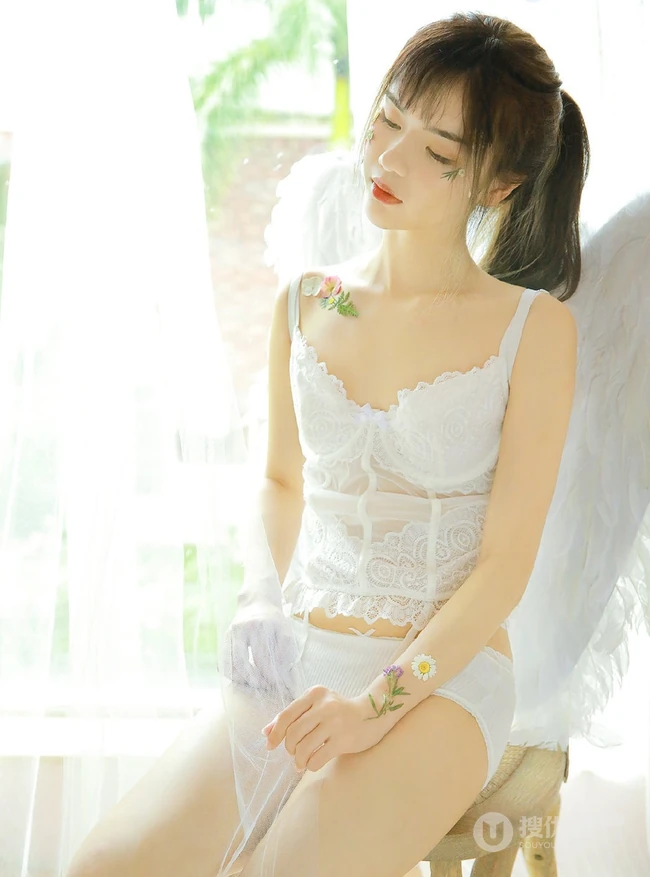 脸上贴花的气质蕾丝文胸女生精选室内写真图片