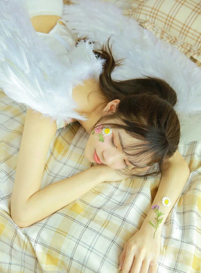 脸上贴花的气质蕾丝文胸女生精选室内写真图片