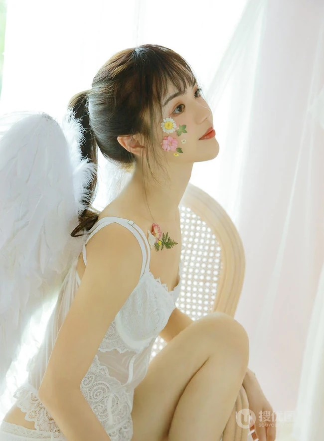 脸上贴花的气质蕾丝文胸女生精选室内写真图片