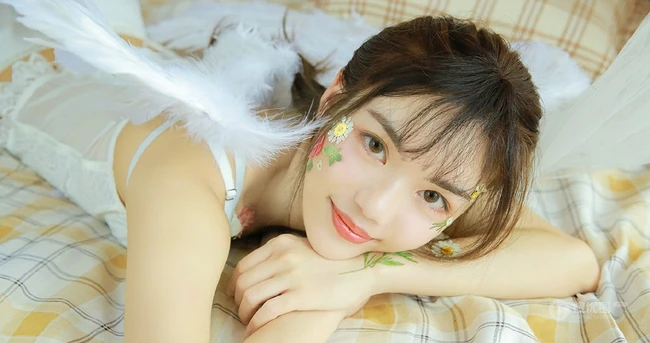 脸上贴花的气质蕾丝文胸女生精选室内写真图片