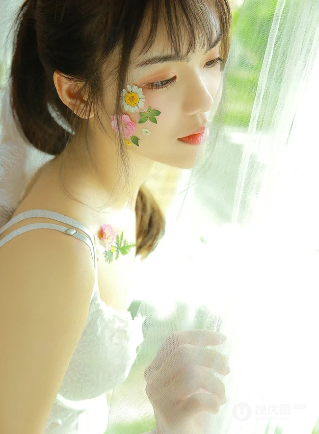 脸上贴花的气质蕾丝文胸女生精选室内写真图片
