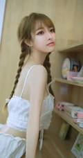 优雅身形亮眼辣，双麻花辫大眼睛短裤少女室内写真
