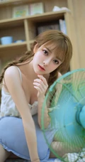 优雅身形亮眼辣，双麻花辫大眼睛短裤少女室内写真