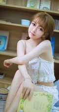 优雅身形亮眼辣，双麻花辫大眼睛短裤少女室内写真