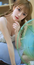 优雅身形亮眼辣，双麻花辫大眼睛短裤少女室内写真