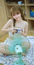 优雅身形亮眼辣，双麻花辫大眼睛短裤少女室内写真