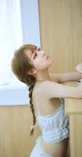 优雅身形亮眼辣，双麻花辫大眼睛短裤少女室内写真