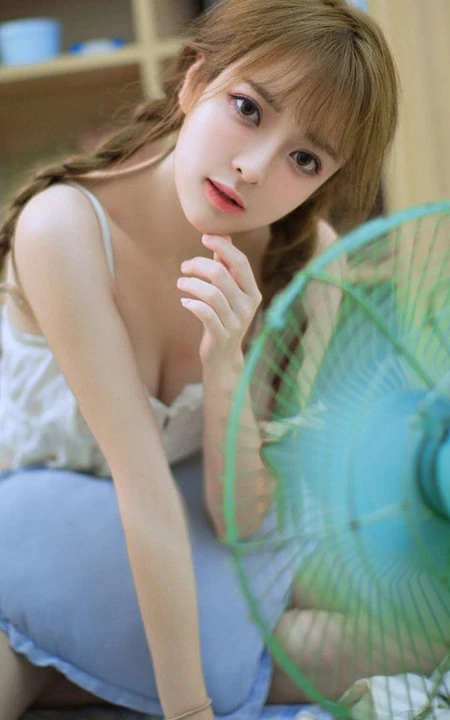 优雅身形亮眼辣，双麻花辫大眼睛短裤少女室内写真