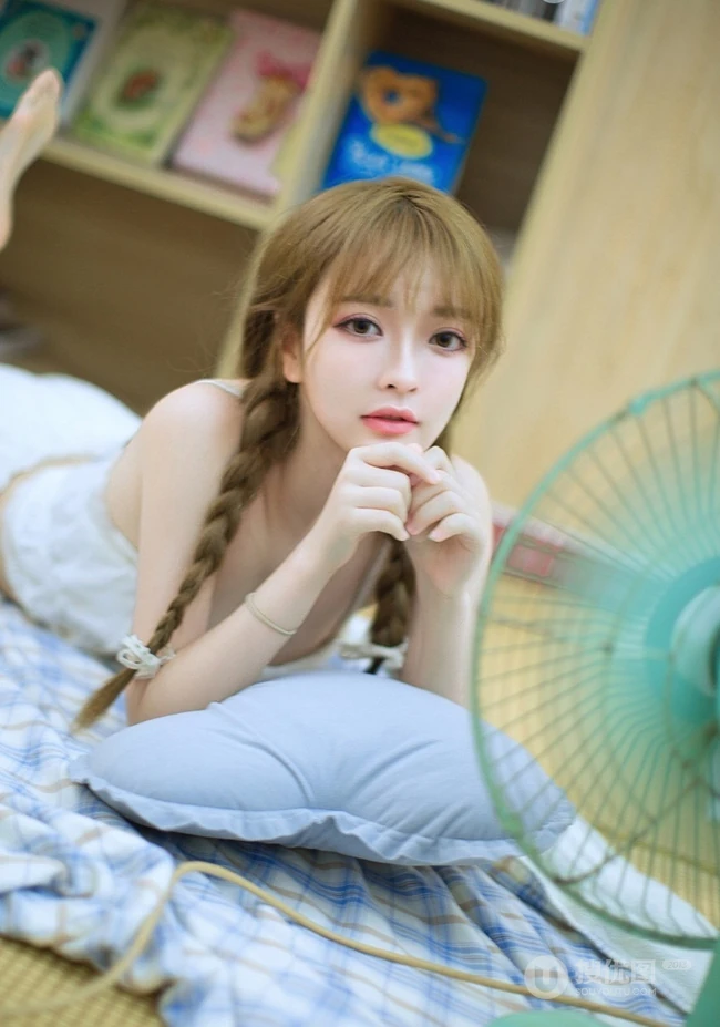 优雅身形亮眼辣，双麻花辫大眼睛短裤少女室内写真