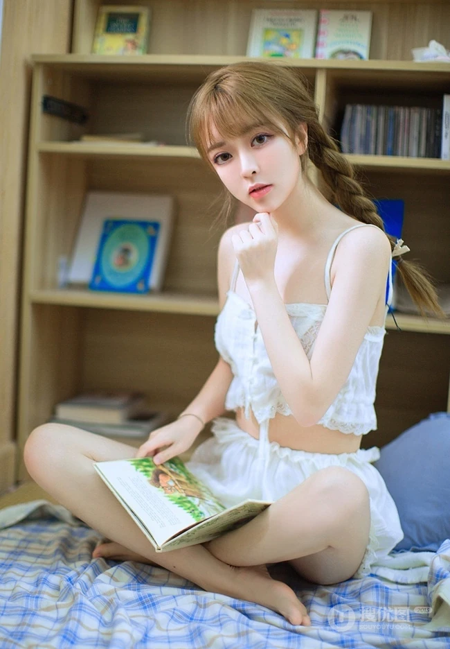 优雅身形亮眼辣，双麻花辫大眼睛短裤少女室内写真