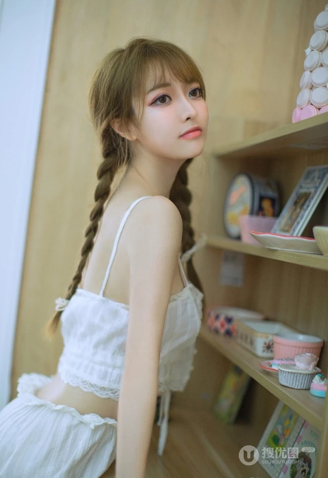 优雅身形亮眼辣，双麻花辫大眼睛短裤少女室内写真