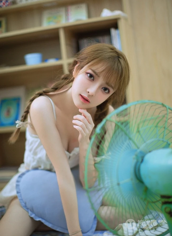 优雅身形亮眼辣，双麻花辫大眼睛短裤少女室内写真