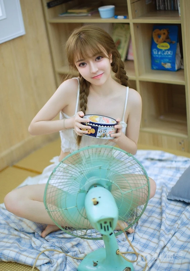 优雅身形亮眼辣，双麻花辫大眼睛短裤少女室内写真
