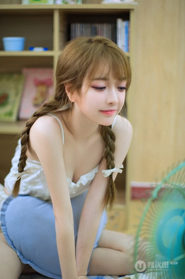 优雅身形亮眼辣，双麻花辫大眼睛短裤少女室内写真