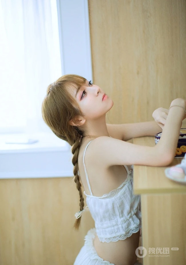 优雅身形亮眼辣，双麻花辫大眼睛短裤少女室内写真
