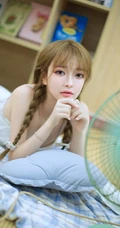 优雅身形亮眼辣，双麻花辫大眼睛短裤少女室内写真