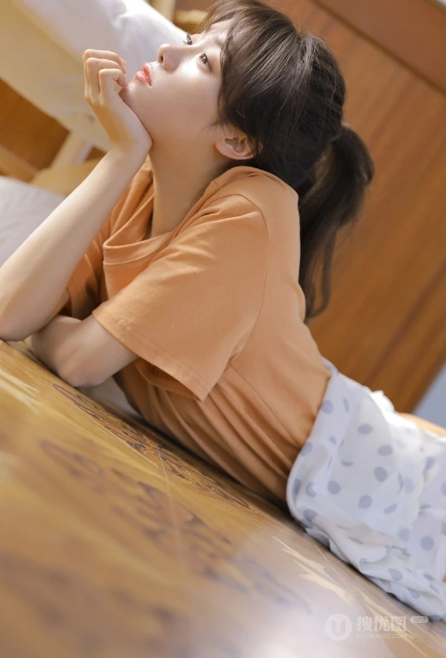 只想静静的发个呆，娇小少女一个人的闲暇时光