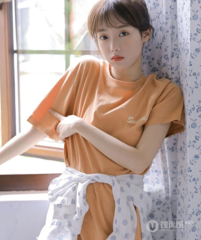 只想静静的发个呆，娇小少女一个人的闲暇时光
