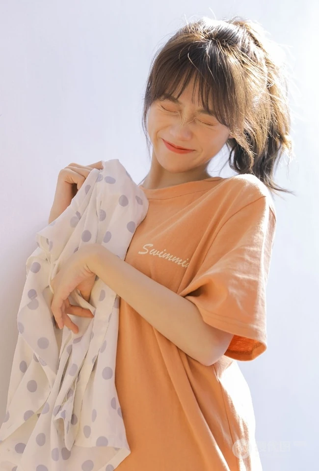 只想静静的发个呆，娇小少女一个人的闲暇时光