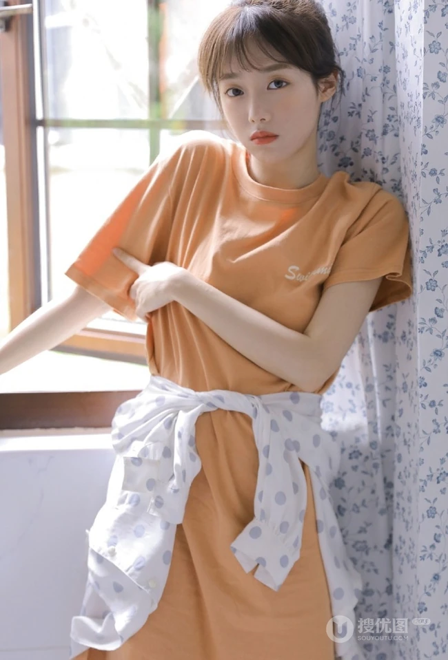 只想静静的发个呆，娇小少女一个人的闲暇时光